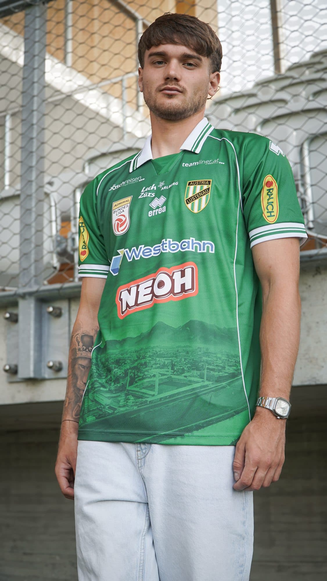 Spieler von Austria Lustenau im Heimtrikot 26/27 im Stadion