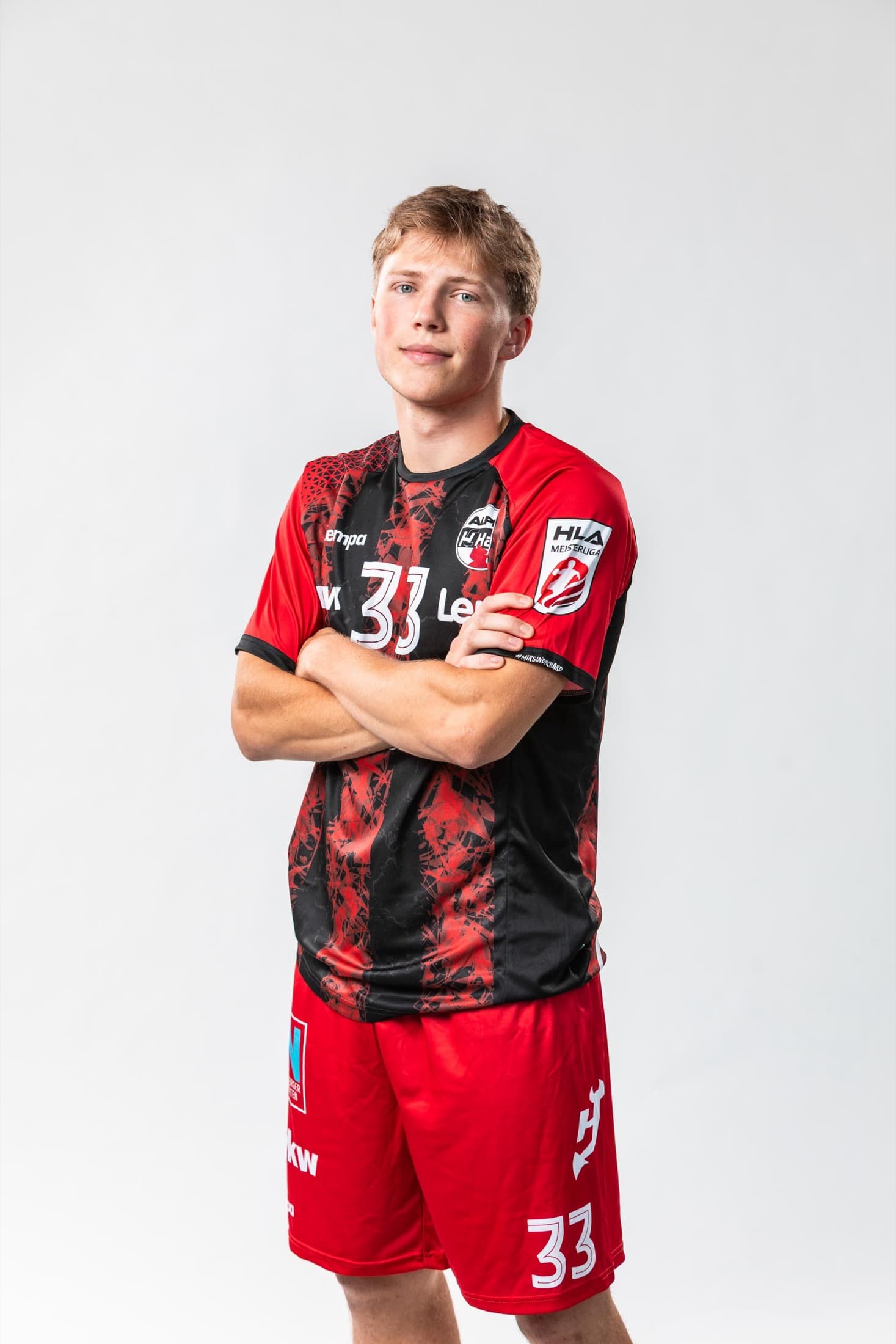 Spieler des ALPLA HC Hard im rot-schwarzen Trikot der Vorsaison