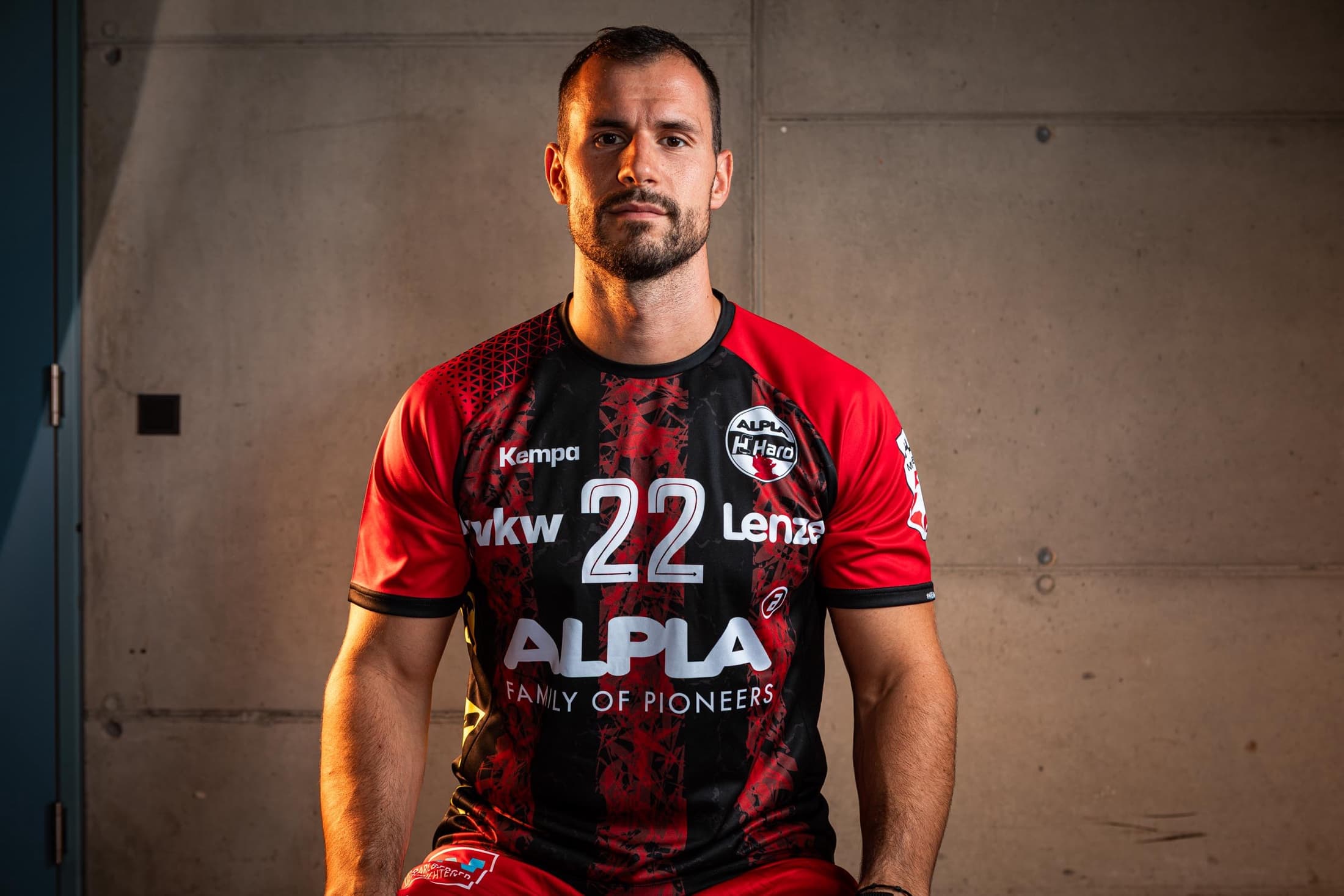 Spielerportrait des ALPLA HC Hard im rot-schwarzen Trikot