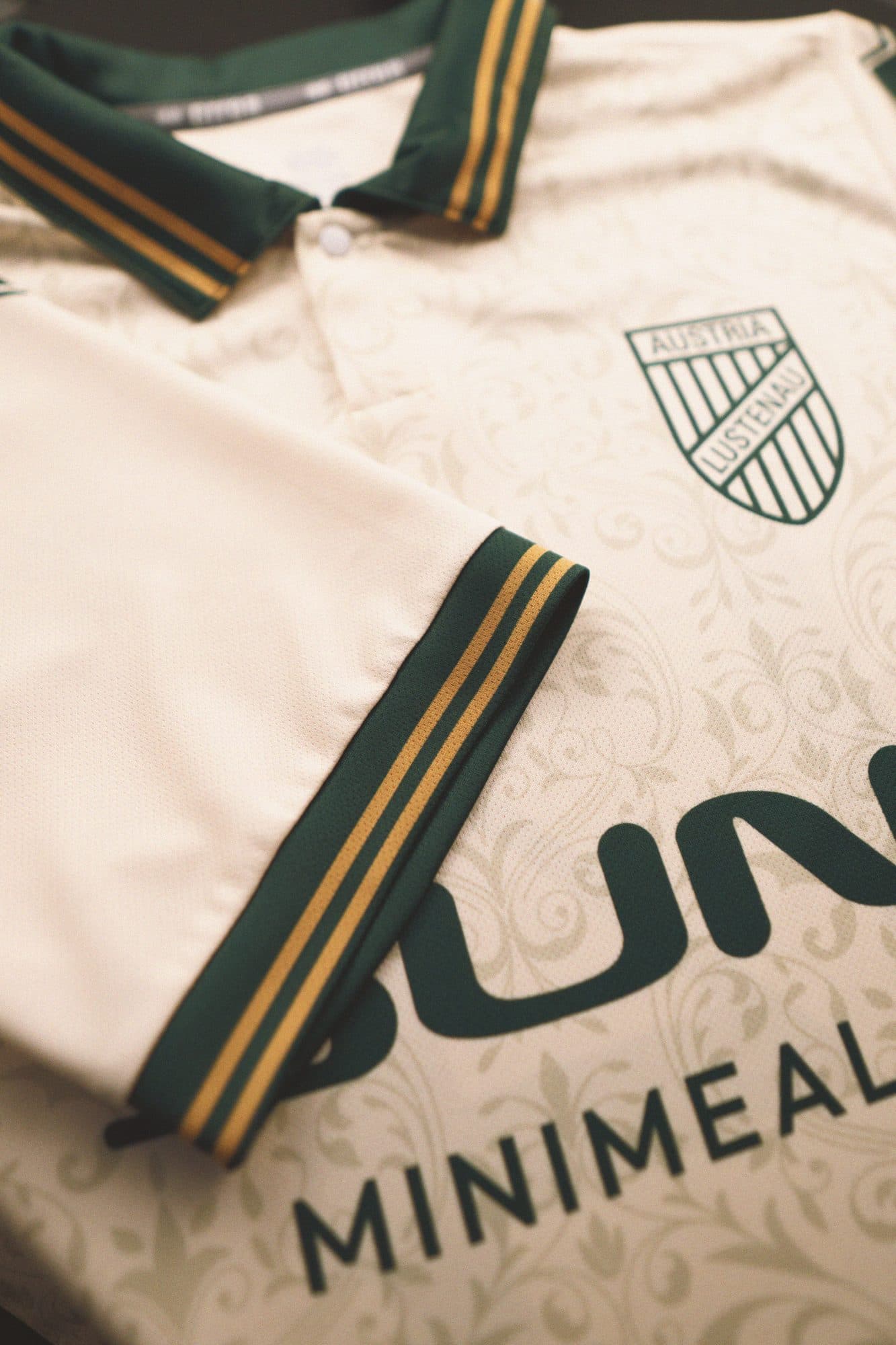 Sondertrikot Vintage — umgeschlagener Ärmel mit goldenen Streifen, Wappen und Sponsor