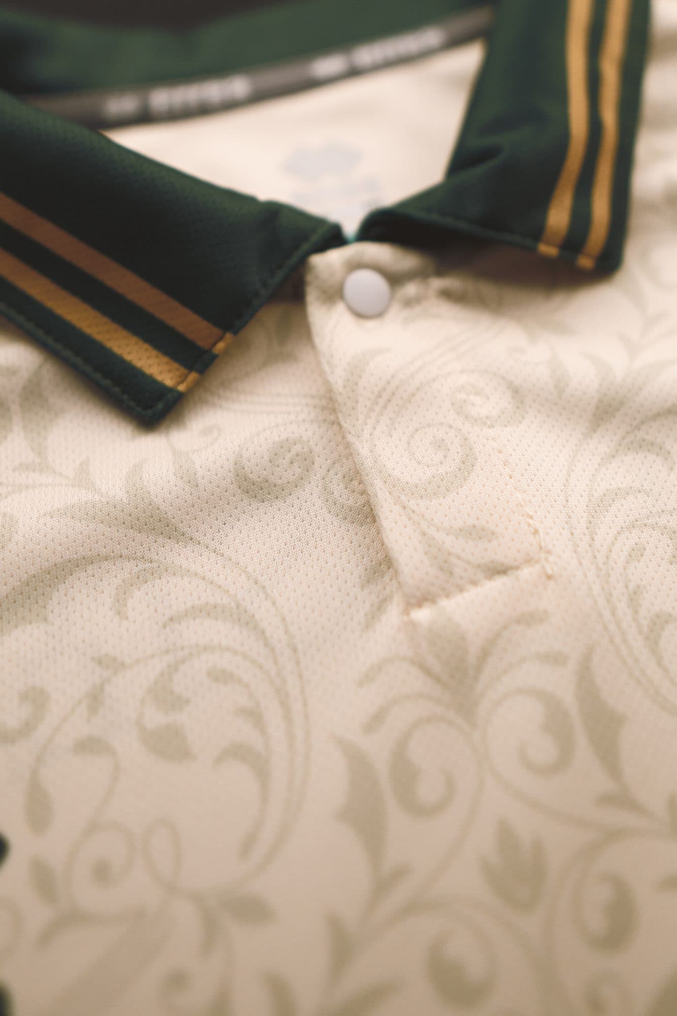 Sondertrikot Vintage — grüner Polokragen mit goldenen Streifen