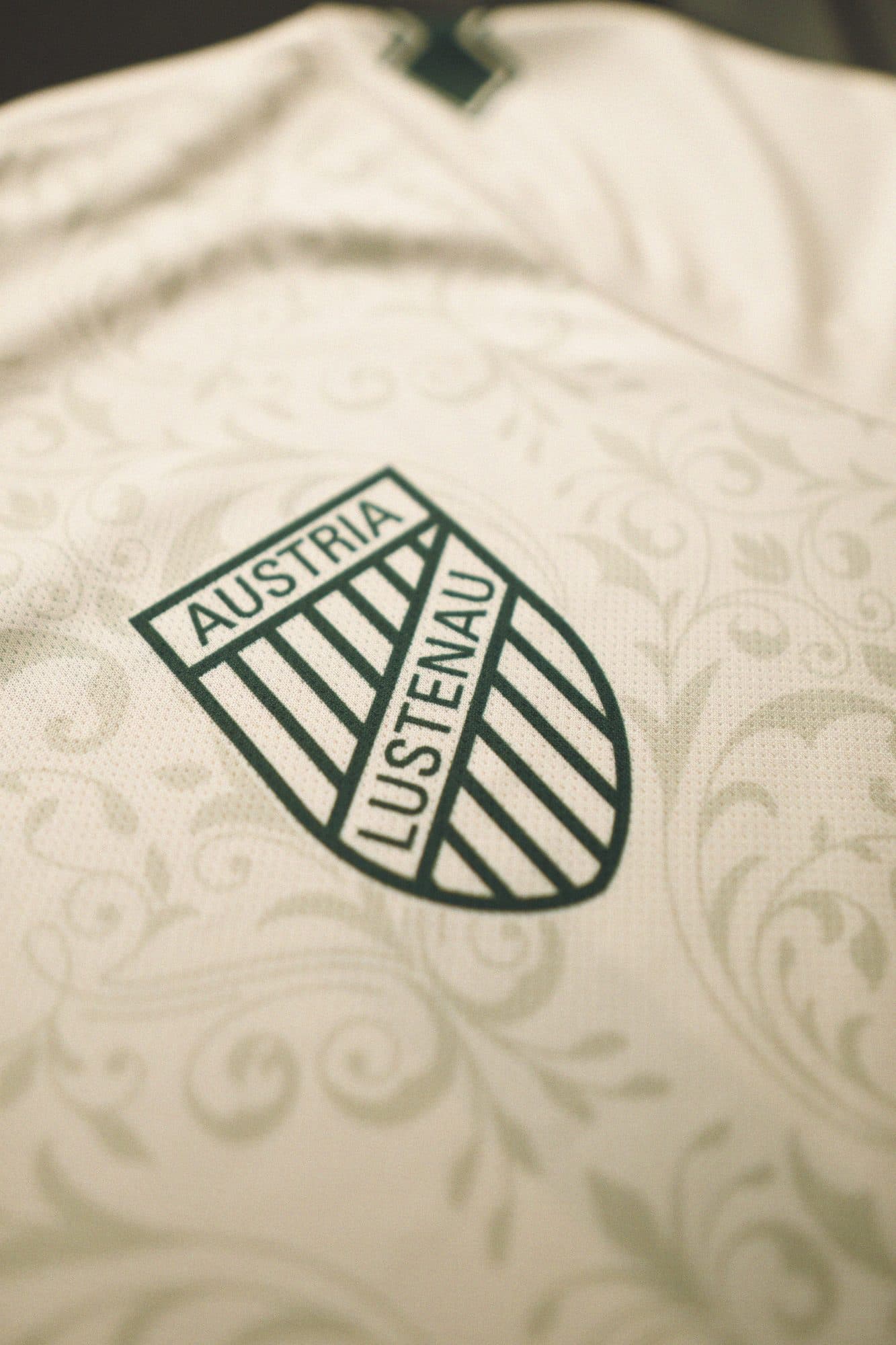 Sondertrikot Vintage — Vereinswappen auf dem Ornamentstoff