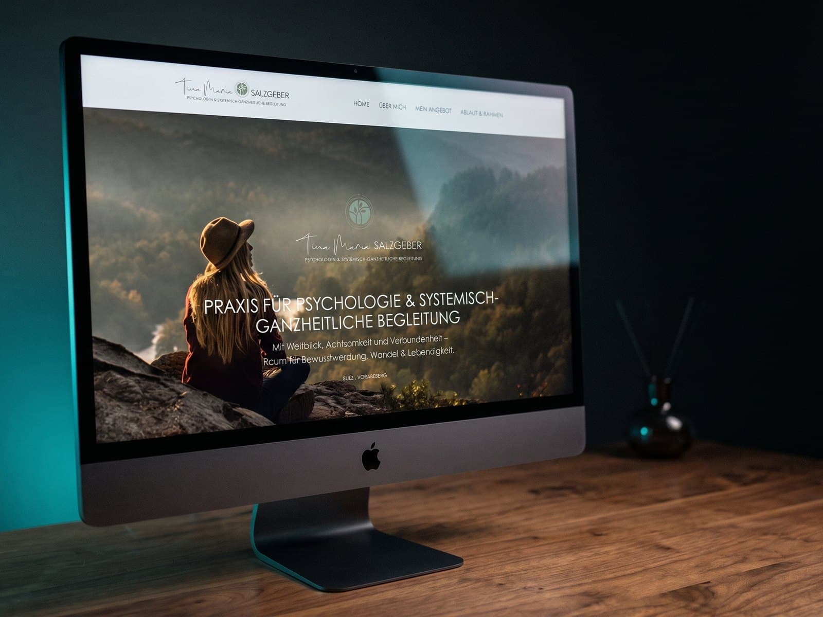 Website der Psychologin Tina Maria Salzgeber auf einem iMac — Webdesign MOHONA