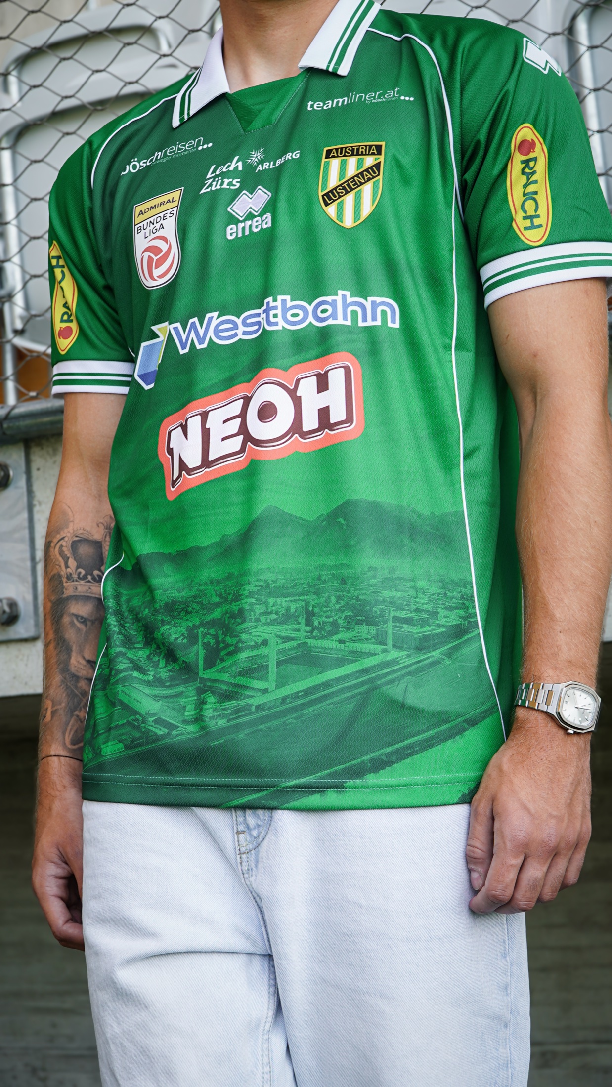 Austria Lustenau — Trikot am Körper, Detail mit Saum-Motiv
